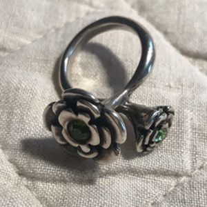 Metal Pointus Double Flower Ring with Green  Stone